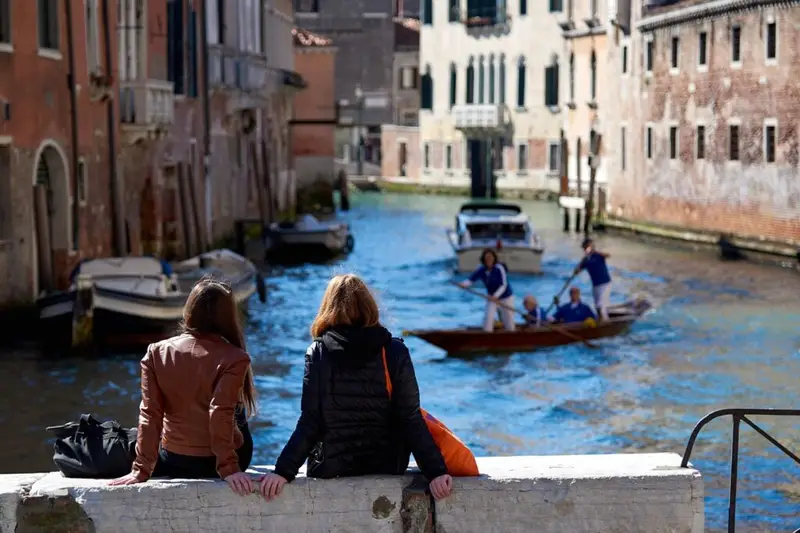 venice, friends, gondola, water, landscape, romantic, tourism, city, italy, channel, the venetian, boats, tourist, famous, historical, europe, vacation, italian, nature, old, boat, architecture