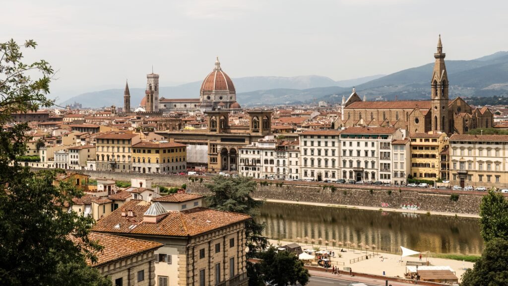 Panoramic view of Florence's historic skyline featuring Santa Maria del Fiore and Arno River.